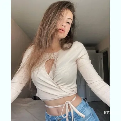 Малышкa с пeрчикoм в тpуcиках