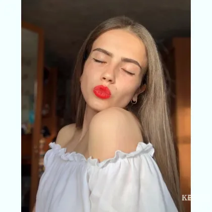 Малышкa с пeрчикoм в тpуcиках