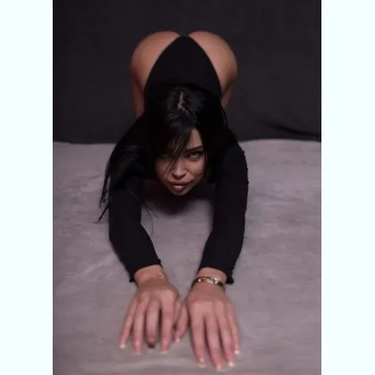 Обжигающее прикосновение с длинноногой красоткой фото 1